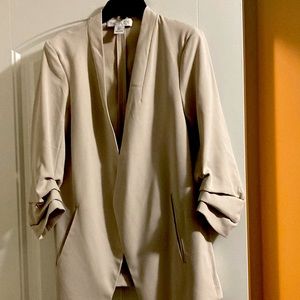 Fabulous tan blazer with quarter sleeves. Biz wear or dress up jeans. Size S